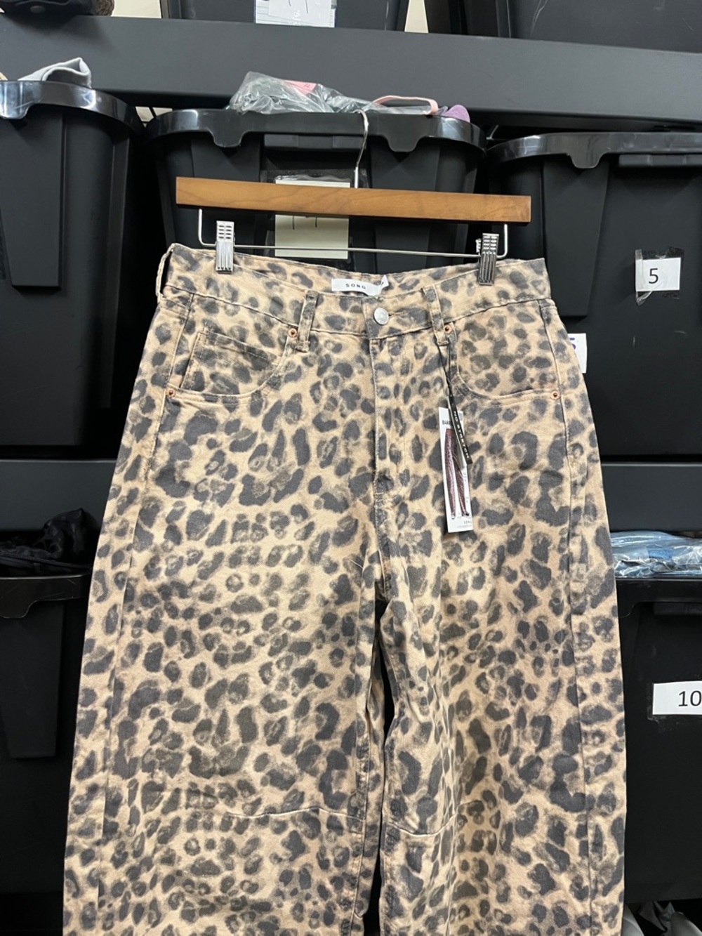 NWT Leopard Print Low Waist Barrel Leg Jeans NWT Animal Print Neutral Size 7/28 - Picture 4 of 12